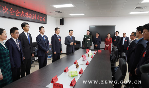 市四大班子领导亲切看望“两会”代表和委员.jpg