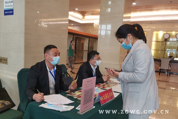 政协委员向大会报到 凝聚共识再谱新篇_副本.jpg