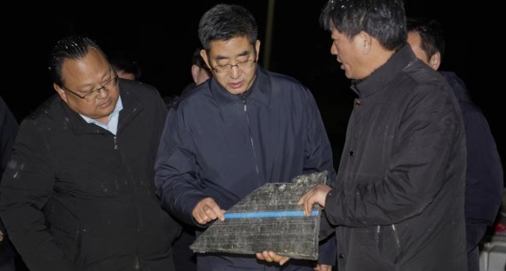 朱志骞深入供水管道爆裂现场指挥抢修工作并看望慰问抢修人员_副本.jpg
