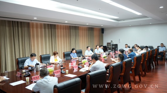 何卉主持召开市政府常务会议 (2)_副本.jpg